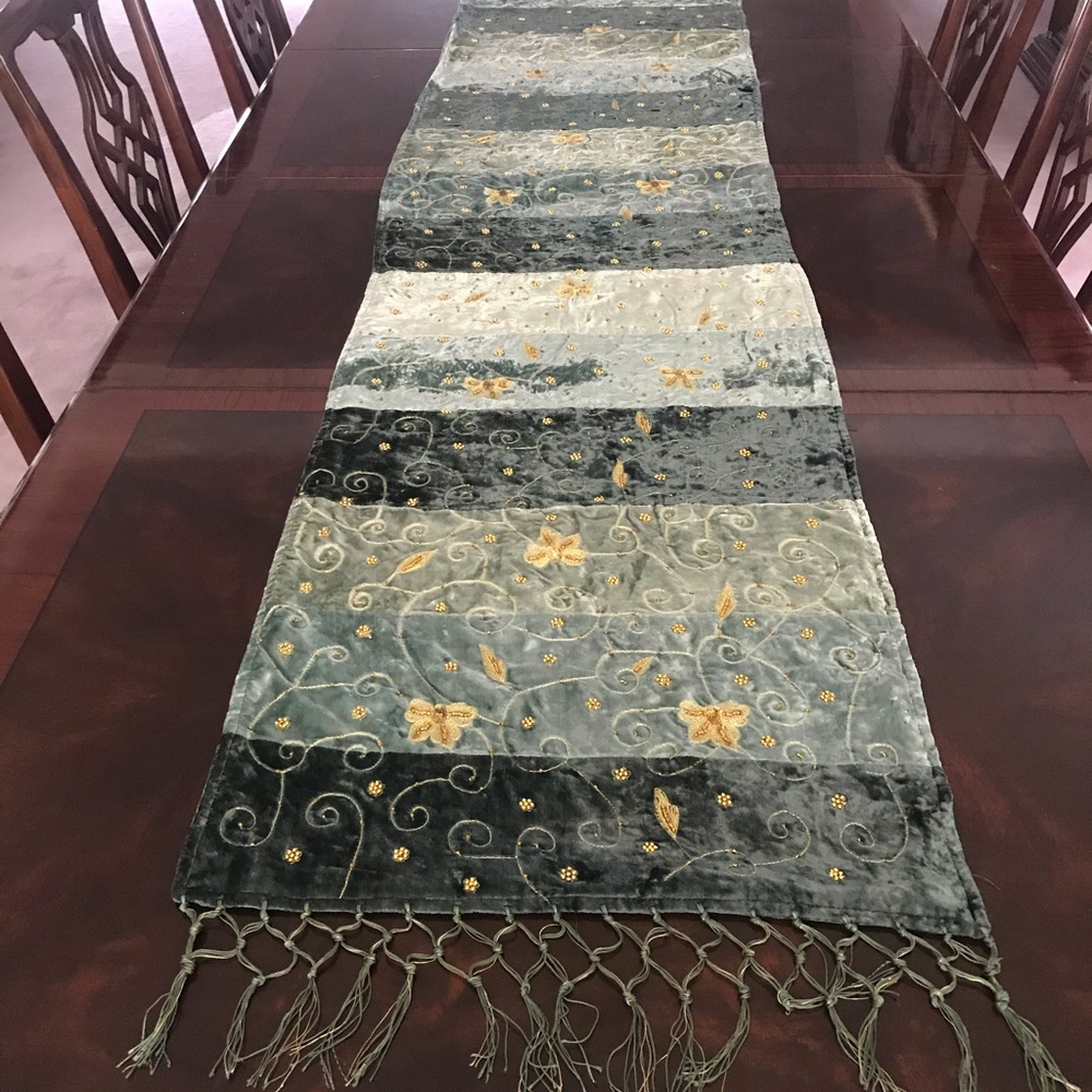 Velvet Table Runner Extraordinaire